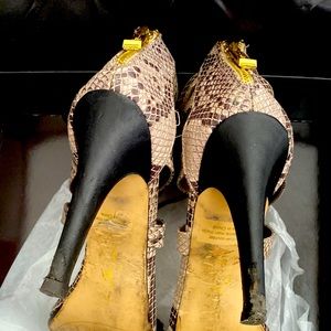 Gently worn Report Signature heel.